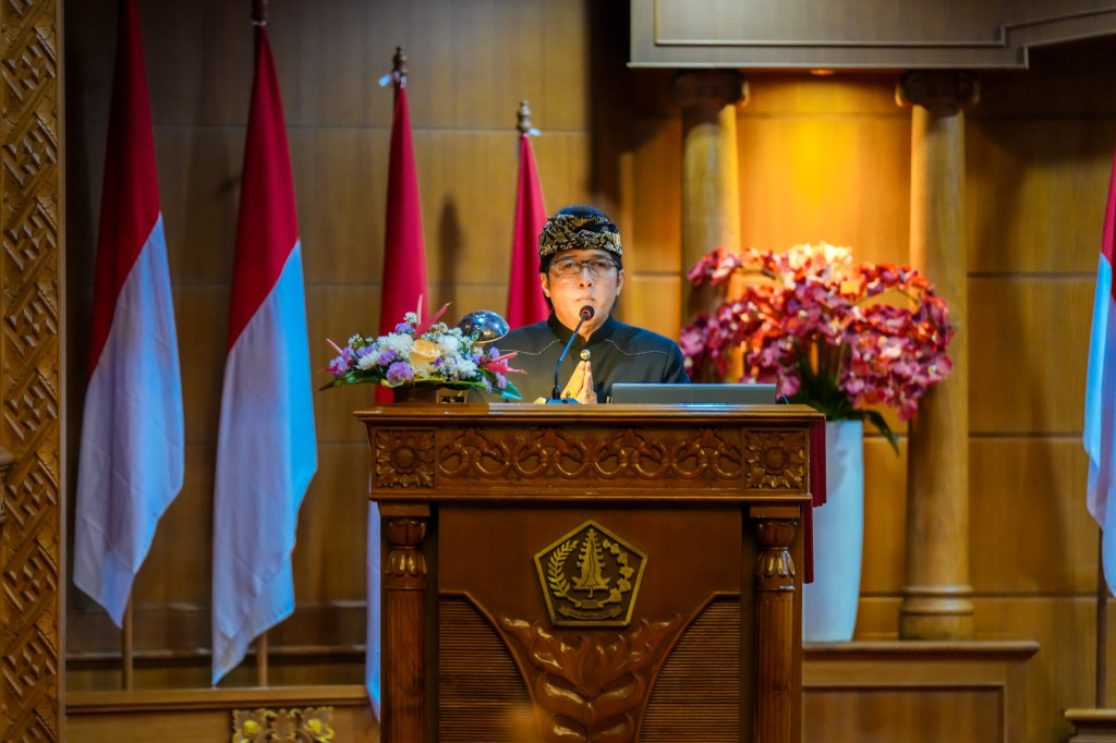 Bupati Giri Prasta Sampaikan Jawaban Pemerintah